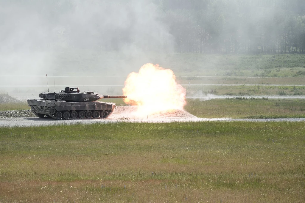 Polski czołg Leopard 2A5 podczas strzelań poligonowych