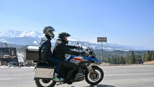 Przewóz motocyklem pasażera i dzieci - w każdym wypadku przed wspólną jazdą warto ustalić sposób komunikacji, np. poprzez klepnięcie kierowcy w plecy 