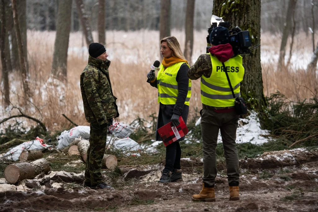 Wizyta dziennikarzy TVP Info na granicy białoruskiej zorganizowana przez Straż Graniczną, która wydała stosowne przepustki 