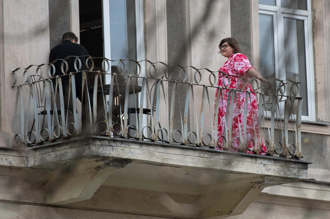 Potem Dominika Gwit i fotograf przenieśli się do mieszkania. Celebrytka zdjęła poprzednią kreację i zaczęła kusić w nowej Potem Dominika Gwit i fotograf przenieśli się do mieszkania. Celebrytka zdjęła poprzednią kreację i zaczęła kusić w nowej