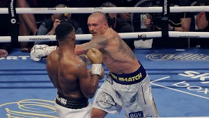 Ołeksandr Usyk w walce z Anthonym Joshuą