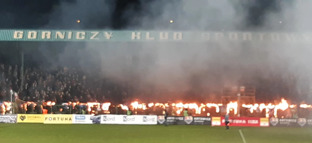 Trybuna zajmowana przez kibiców GKS-u Katowice podczas meczu z Widzewem Trybuna zajmowana przez kibiców GKS-u Katowice podczas meczu z Widzewem