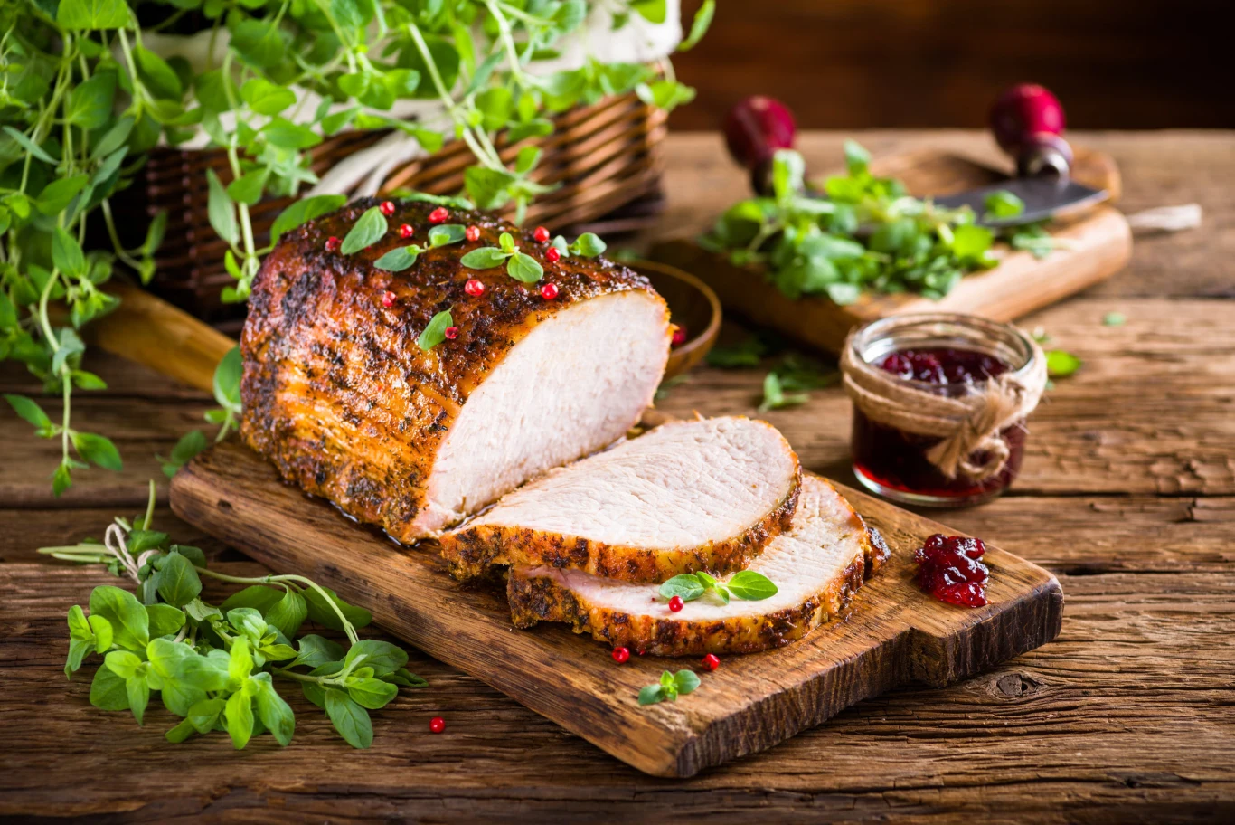 Warto do schabu dodać majeranek, który ma korzystny wpływ na trawienie oraz wspiera działanie wątroby