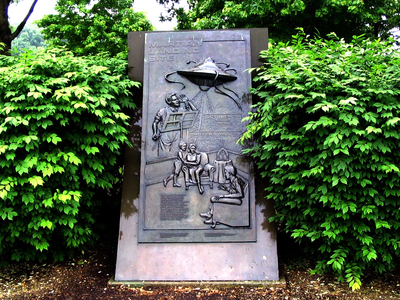 To tu według autorów słuchowiska miał wylądować pojazd Marsjan, aby zaatakować Amerykanów, Grover`s Mill, New Jersey / Foto. ZeWrestler To tu według autorów słuchowiska miał wylądować pojazd Marsjan, aby zaatakować Amerykanów, Grover`s Mill, New Jersey / Foto. ZeWrestler