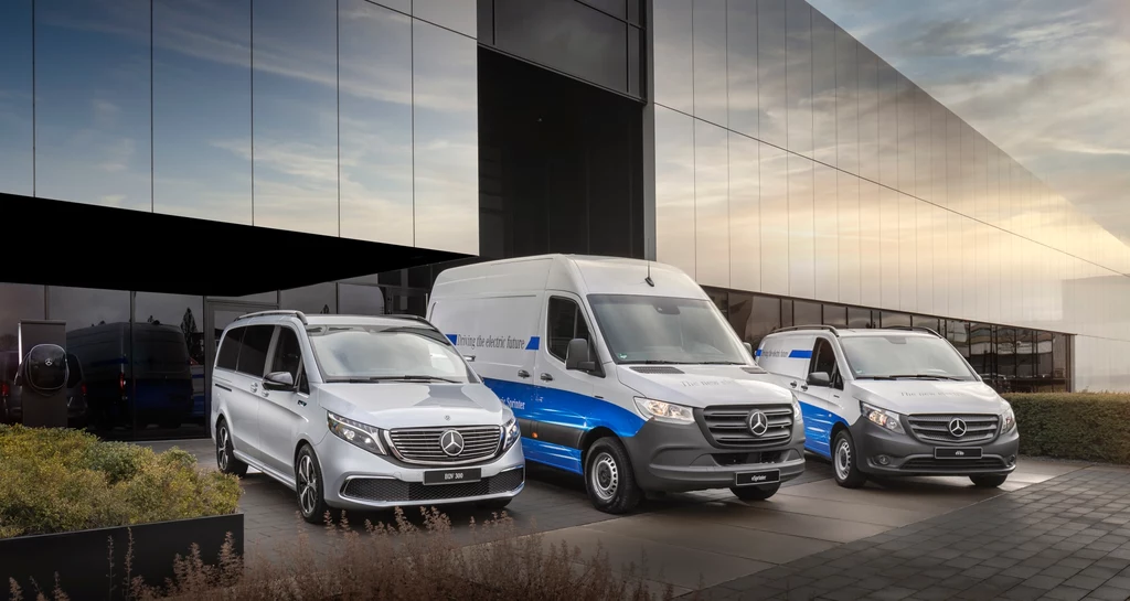 Mercedes-Benz wyprodukował już 25 000 elektrycznych vanów. W 2017 roku zaprezentowano eVito (pierwszy od prawej), następnie w 2019 roku zadebiutował eSprinter a rok później EQV (po lewej)