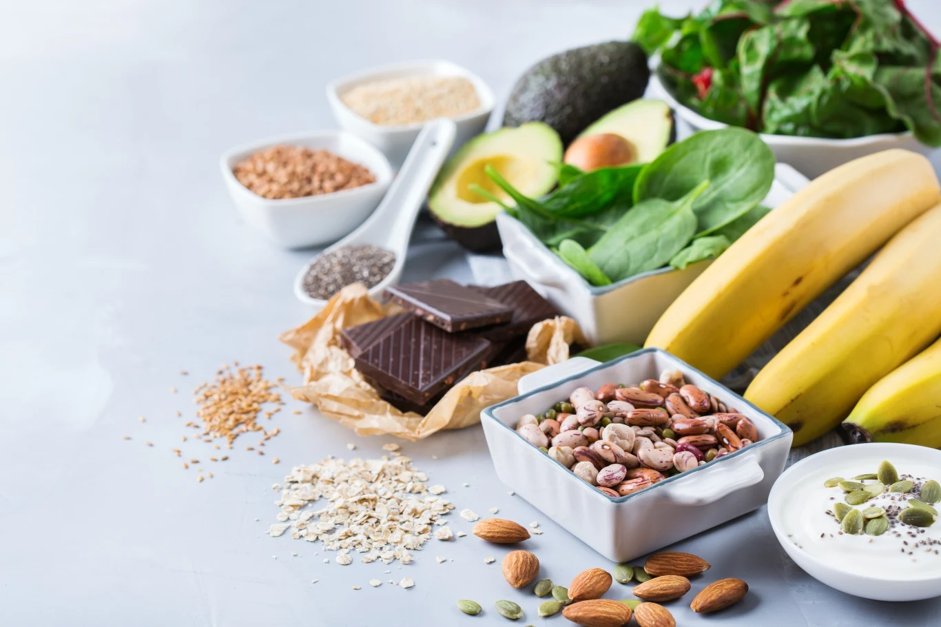 Naturalne źródła magnezu, takie jak orzechy, nasiona i zielone warzywa, pomagają łatwo pokryć dzienne zapotrzebowanie