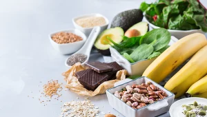 Roślinne źródła magnezu to przede wszystkim produkty zbożowe, nasiona roślin strączkowych, orzechy, banany, czy kakao.