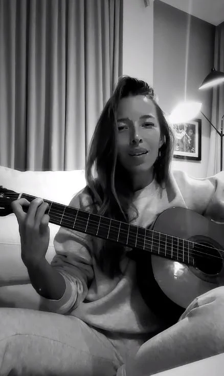 Ewa Chodakowska gra na gitarze Ewa Chodakowska gra na gitarze