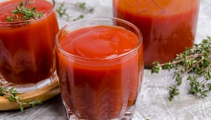 Sok pomidorowy to bomba witamin i minerałów. Będziesz zachwycony jego właściwościami, a może także zachwycisz się jego smakiem