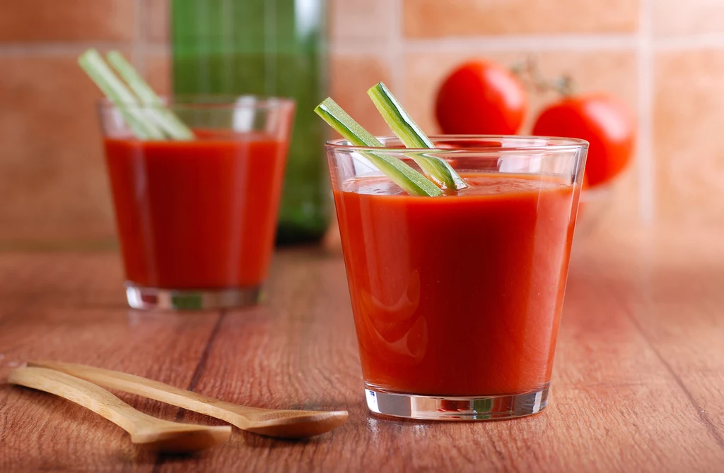 Sok pomidorowy lepiej przygotować samemu. Będziesz miał pewność co do jego składu