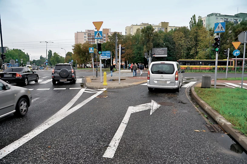 Stoję na pasie do skrętu. Czy w tej sytuacji muszę włączać kierunkowskaz?