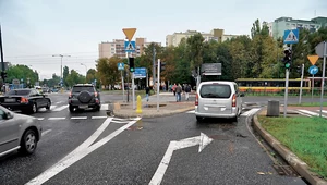 Pas do skrętu i brak kierunkowskazu. Czy można za to dostać mandat?