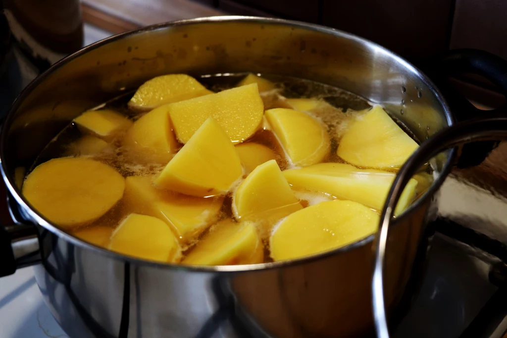 Warto pamiętać, że młode ziemniaki najlepiej wrzucać do gotującej się wody, natomiast stare należy na początku zalać zimną