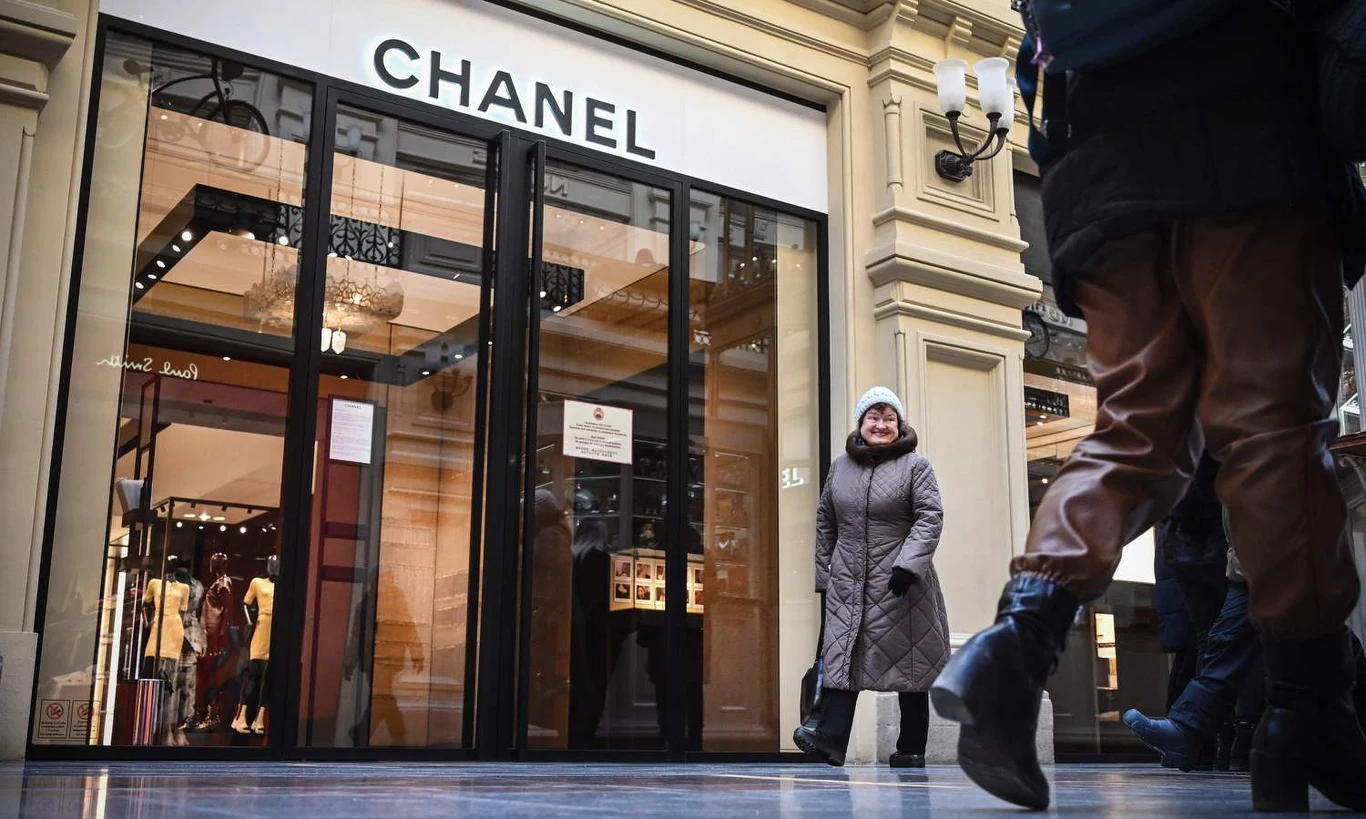 Chanel zamknęła butiki w Rosji w reakcji na rosyjską inwazję w Ukrainę Chanel zamknęła butiki w Rosji w reakcji na rosyjską inwazję w Ukrainę