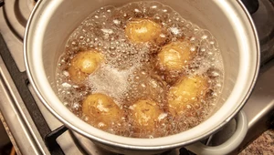 Woda po gotowanych ziemniakach. Do czego ją wykorzystać?