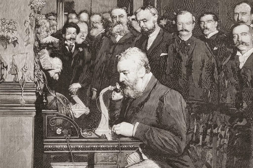 Alexander Graham Bell podczas pierwszej międzymiastowej rozmowy telefonicznej między Nowym Jorkiem a Chicago w1892 roku