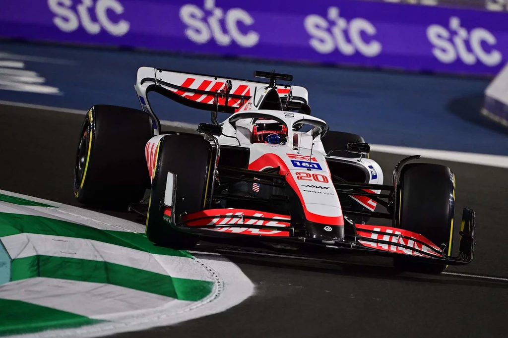 Kevin Magnussen w bolidzie Haasa Kevin Magnussen w bolidzie Haasa