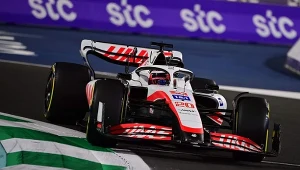 Kevin Magnussen w bolidzie Haasa