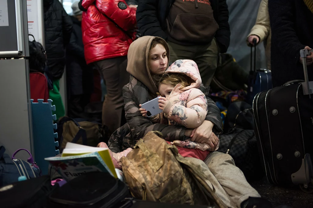 Młoda Ukrainka z dzieckiem uciekająca z ojczyzny