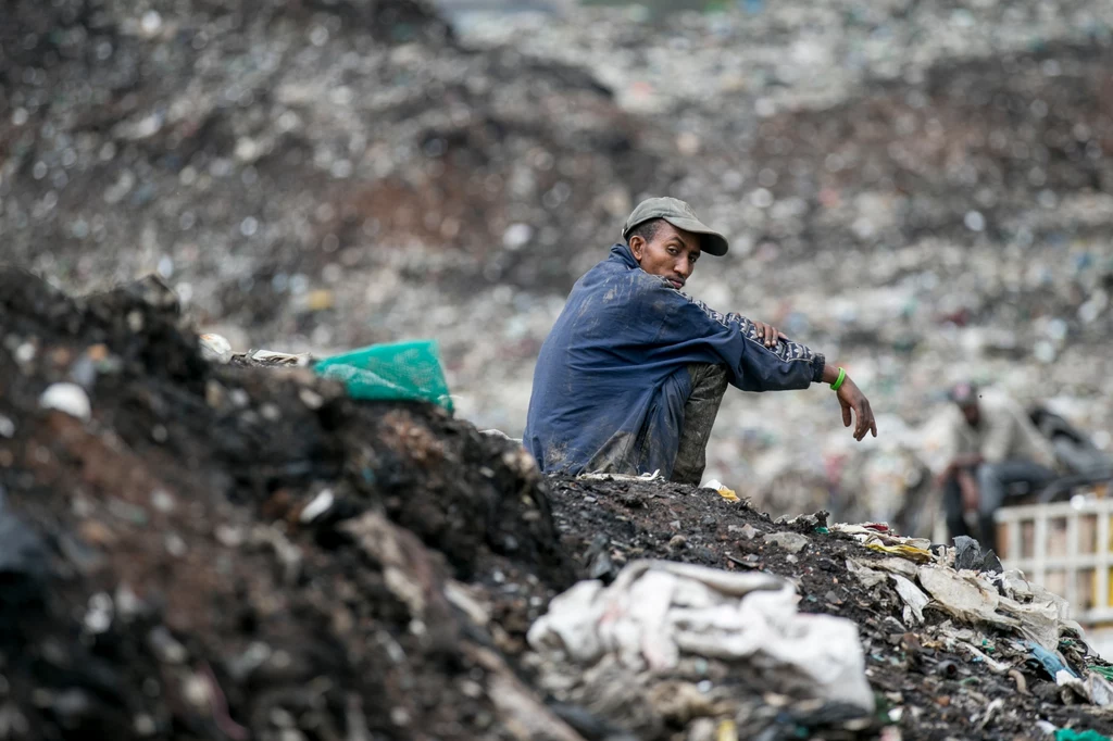 W dzielnicy Dandora znajduje się największe wysypisko śmieci w Nairobi, które jest stolicą Kenii