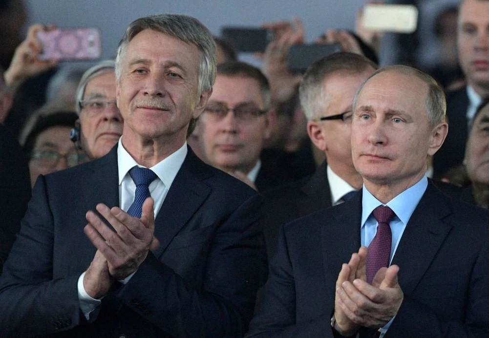 Wladimir Putin (P), prezydent Rosji i Leonid Michelson (L), szef firmy Novatek