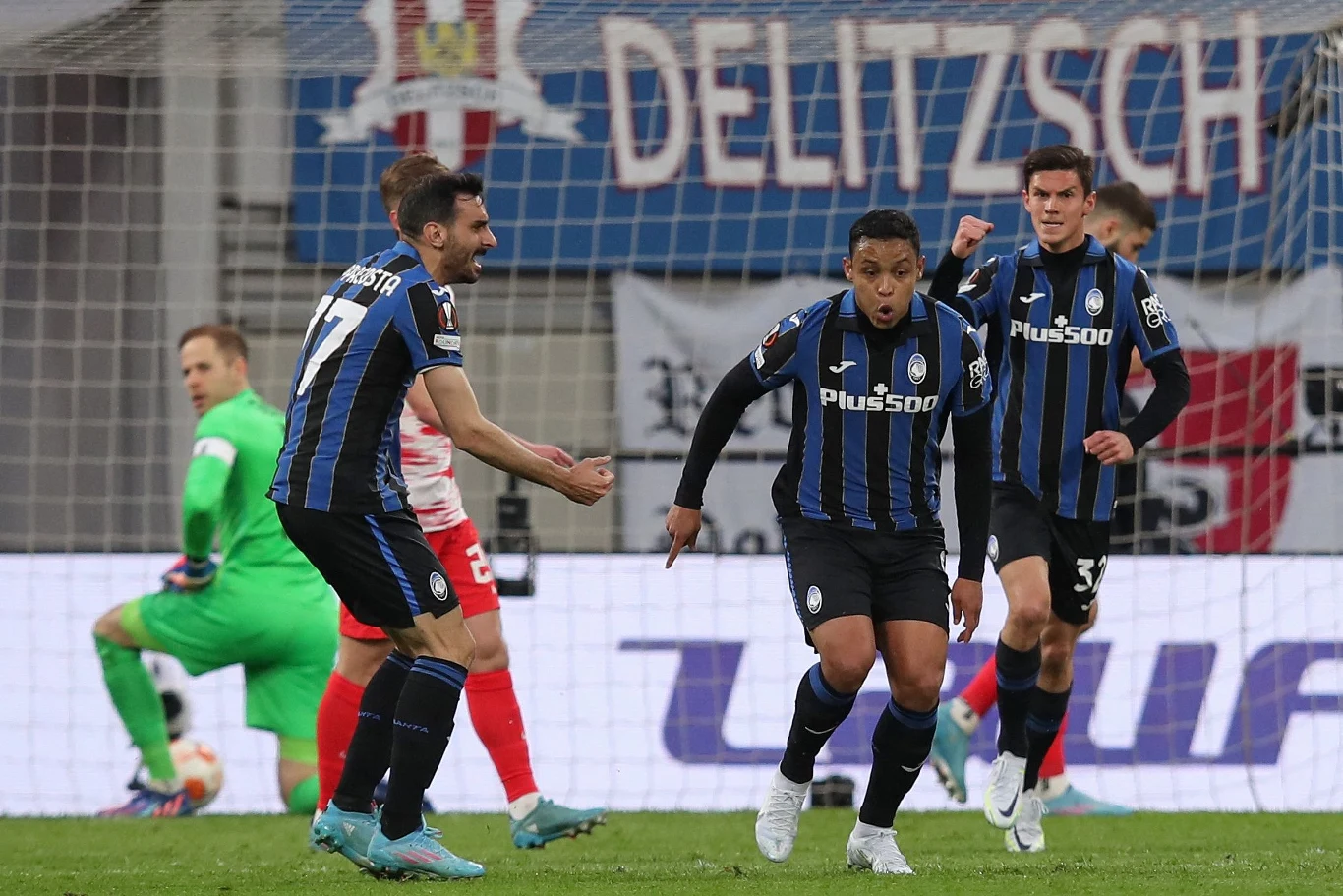 Radość piłkarzy Atalanty, po bramce Luisa Muriela