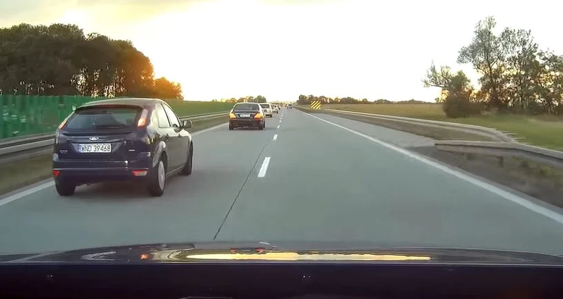 Wyprzedzanie z prawej strony nie jest zabronione, ale od tej reguły jest wiele wyjątków.