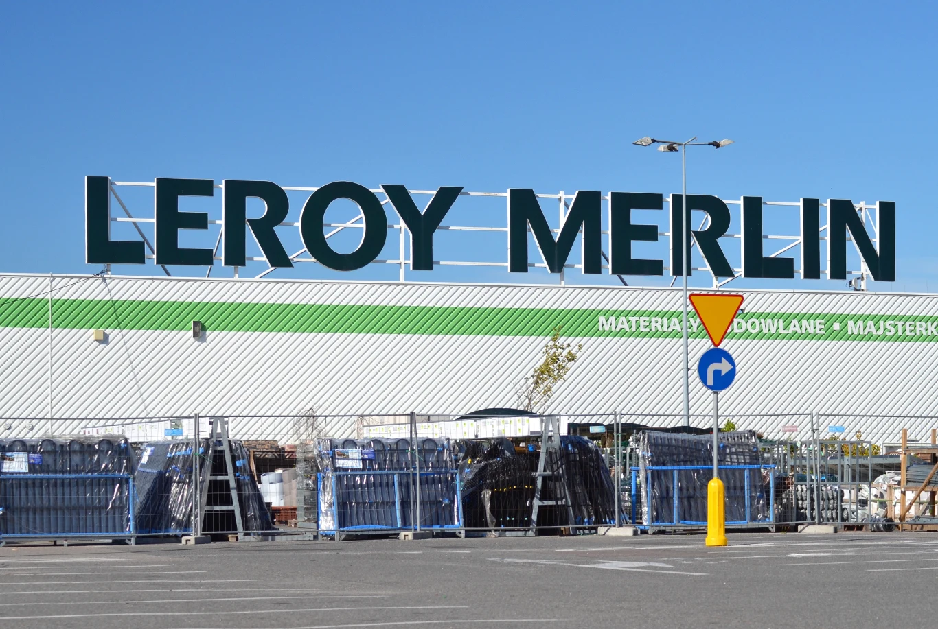 Polacy bojkotują Leroy Merlin? W 2022 roku zysk netto był trzykrotnie niższy niż rok wcześniej Polacy bojkotują Leroy Merlin? W 2022 roku zysk netto był trzykrotnie niższy niż rok wcześniej