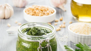 Zblednij pietruszkę z orzechami, oliwą i dojrzewającym serem a otrzymasz polską wersję sosu pesto
