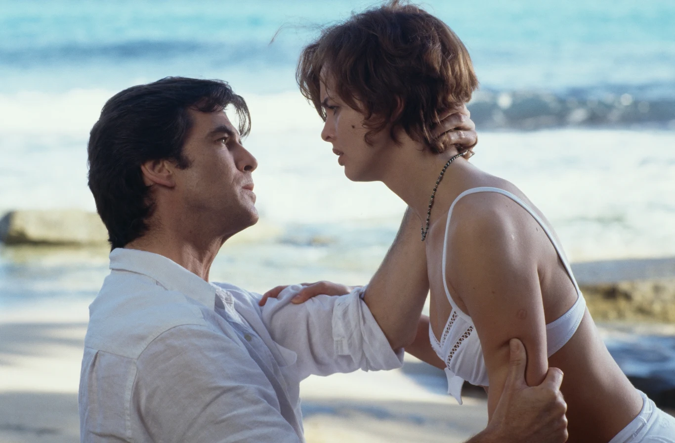 Izabella Scorupco i Pierce Brosnan w 1995 roku 