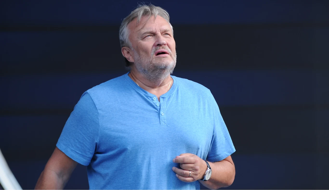 Krzysztof Cugowski od jakiegoś czasu wspaniale sprawdza się w roli jurora show "Twoja Twarz Brzmi Znajomo" Krzysztof Cugowski od jakiegoś czasu wspaniale sprawdza się w roli jurora show "Twoja Twarz Brzmi Znajomo"