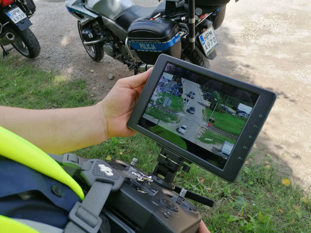 Policjanci cyklicznie kontrolują przejazdy przy pomocy dronów