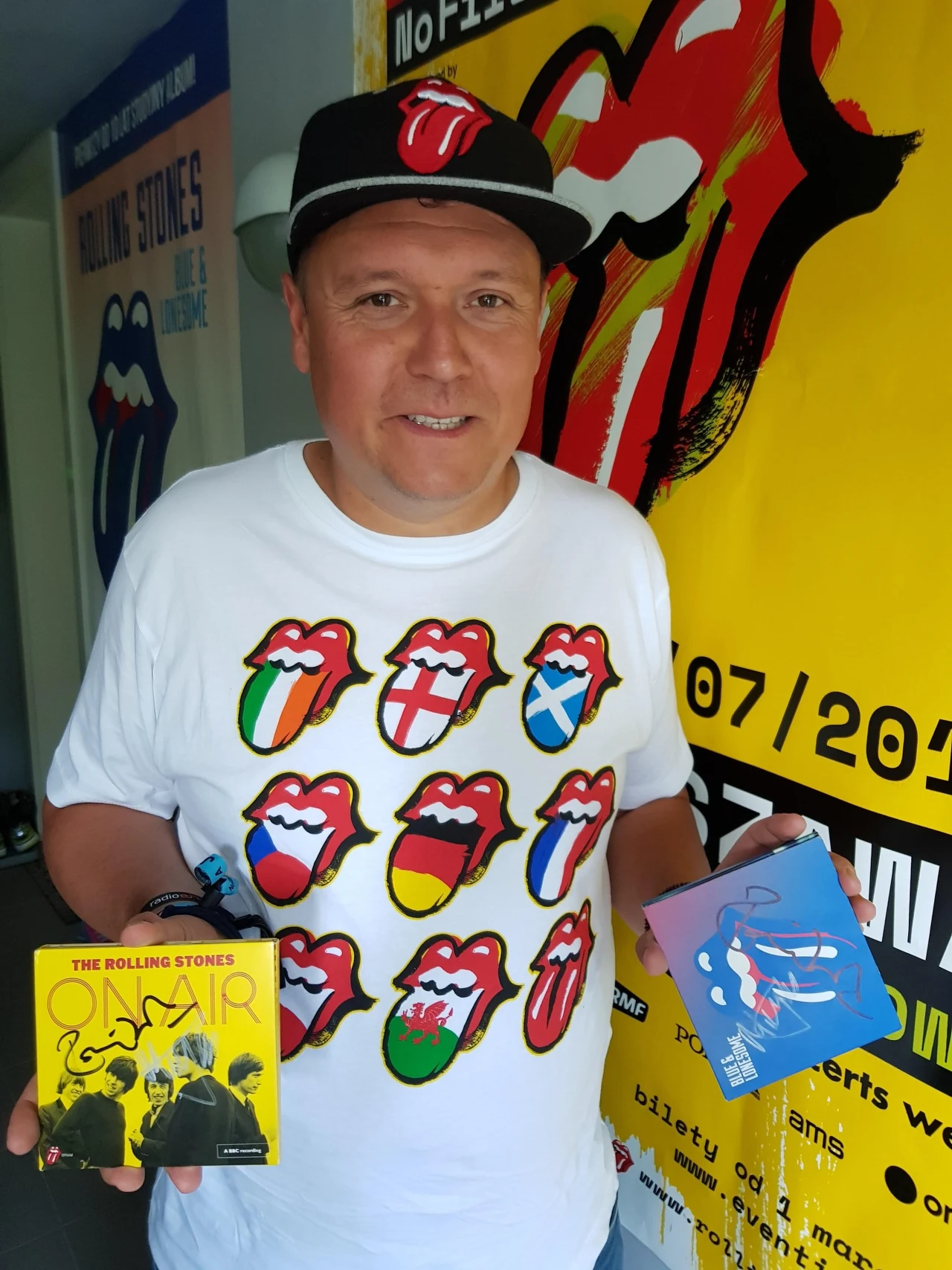 Piotrek i jego trofea - albumy podpisane przez Micka Jaggera i Ronniego Wooda 