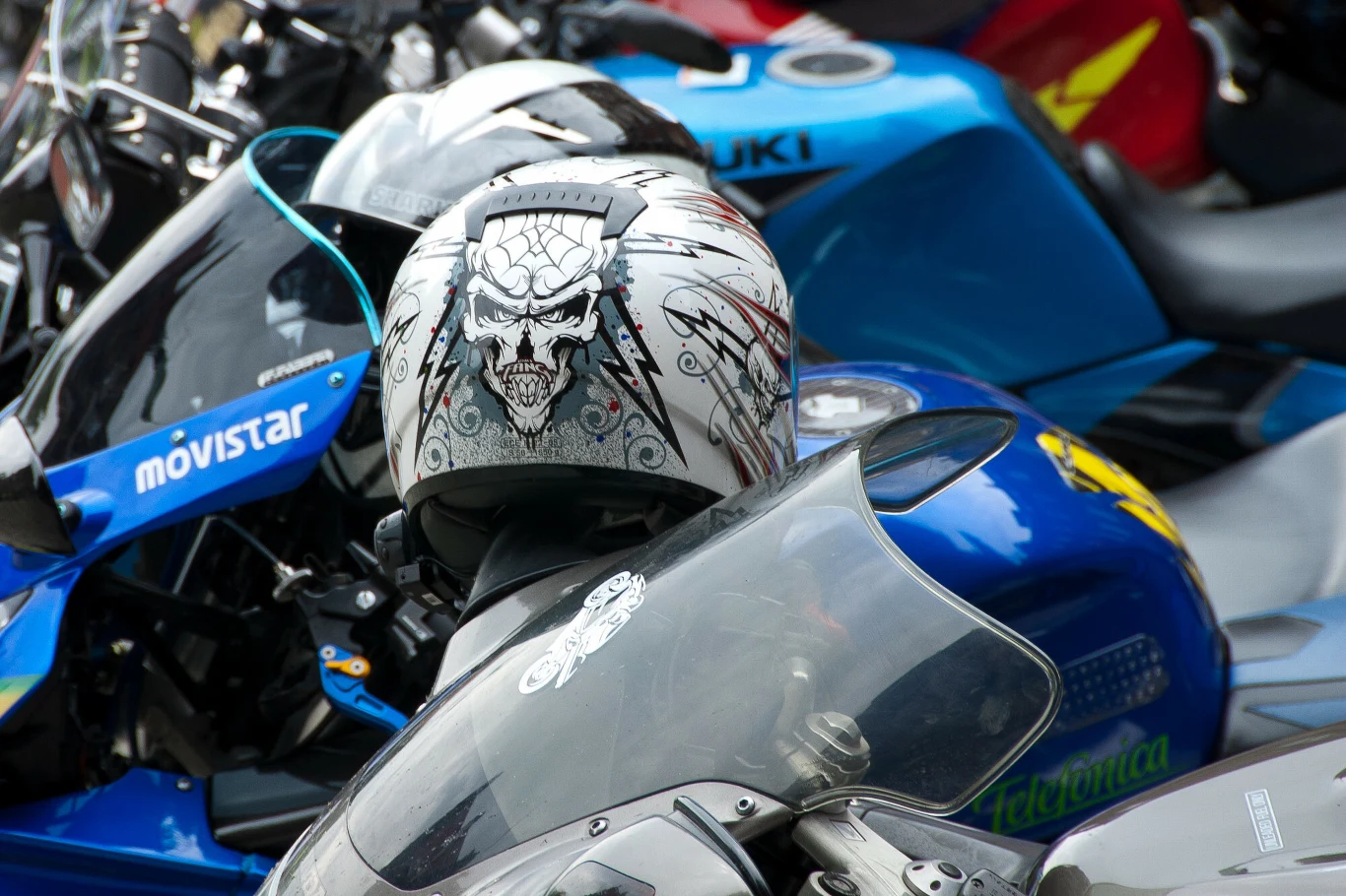 W przypadku grafiki i malowania kasku wszystko zależy od gustu, jednak warto wiedzieć, że białe lub fluorescencyjne kolory na skorupie zapewniają też lepszą widoczność na drodze