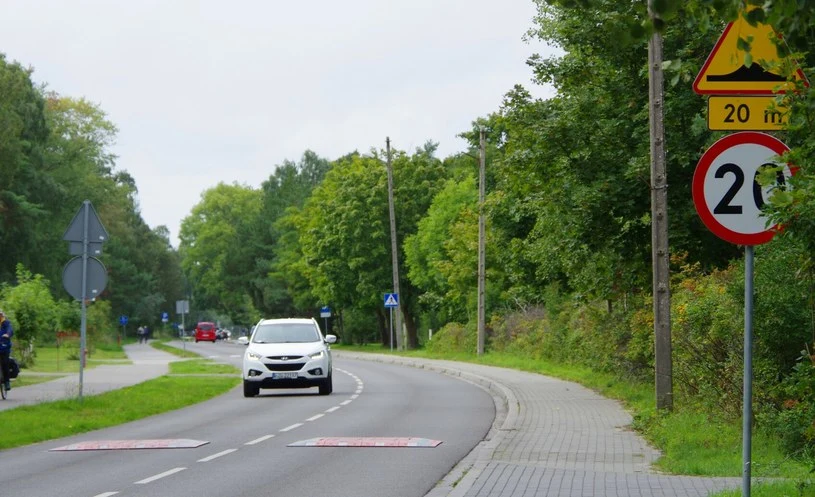 Czy ograniczenie prędkości dotyczy tylko progu zwalniającego? Czy ograniczenie prędkości dotyczy tylko progu zwalniającego?