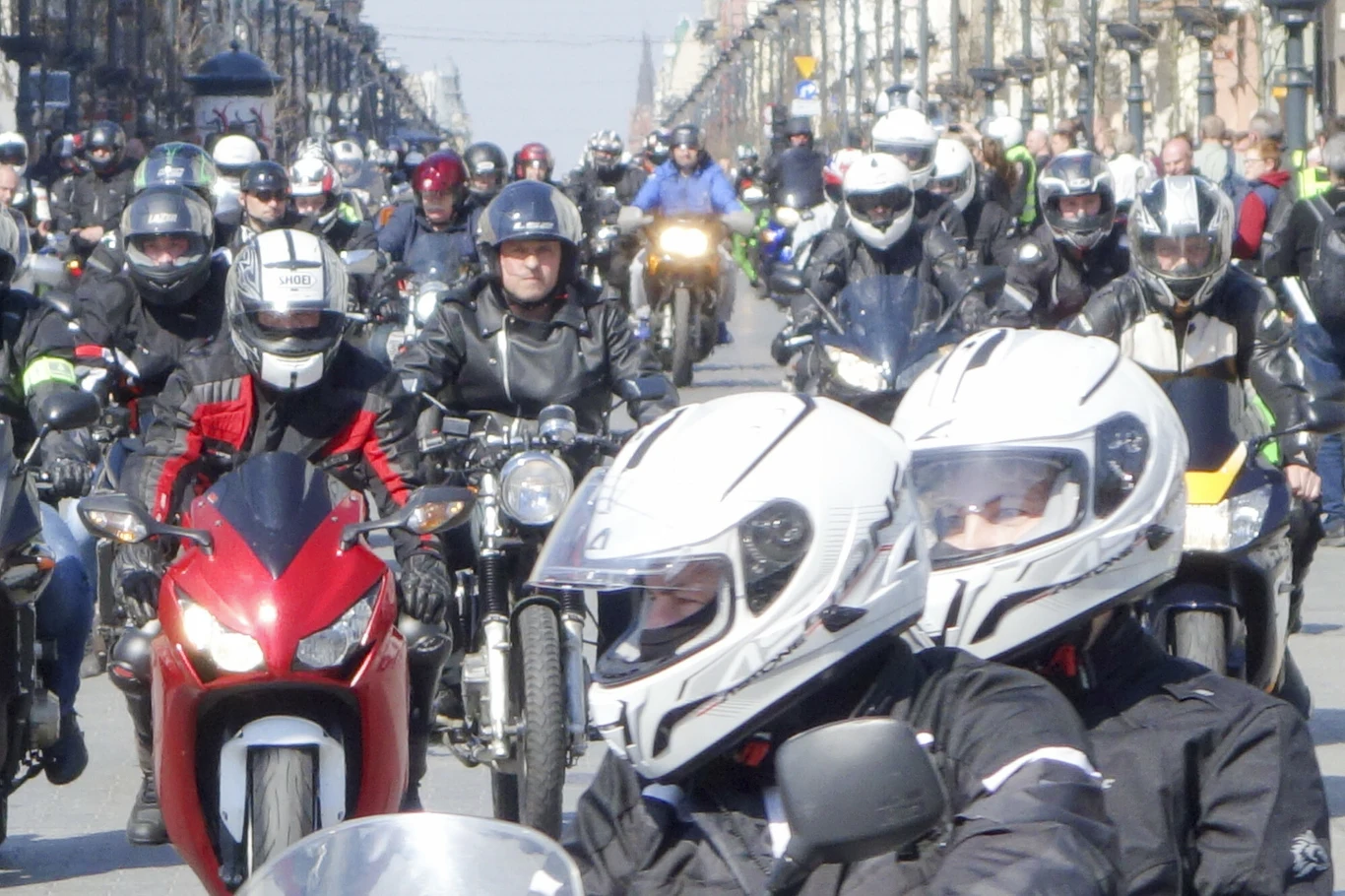 Przed dokonanie zakupu dobrze jest porównać ceny w stacjonarnym sklepie i tych internetowych. Zazwyczaj taniej kupi się w e-sklepie, ale i zdarza się, że to w salonie motocyklowym oferta będzie lepsza.