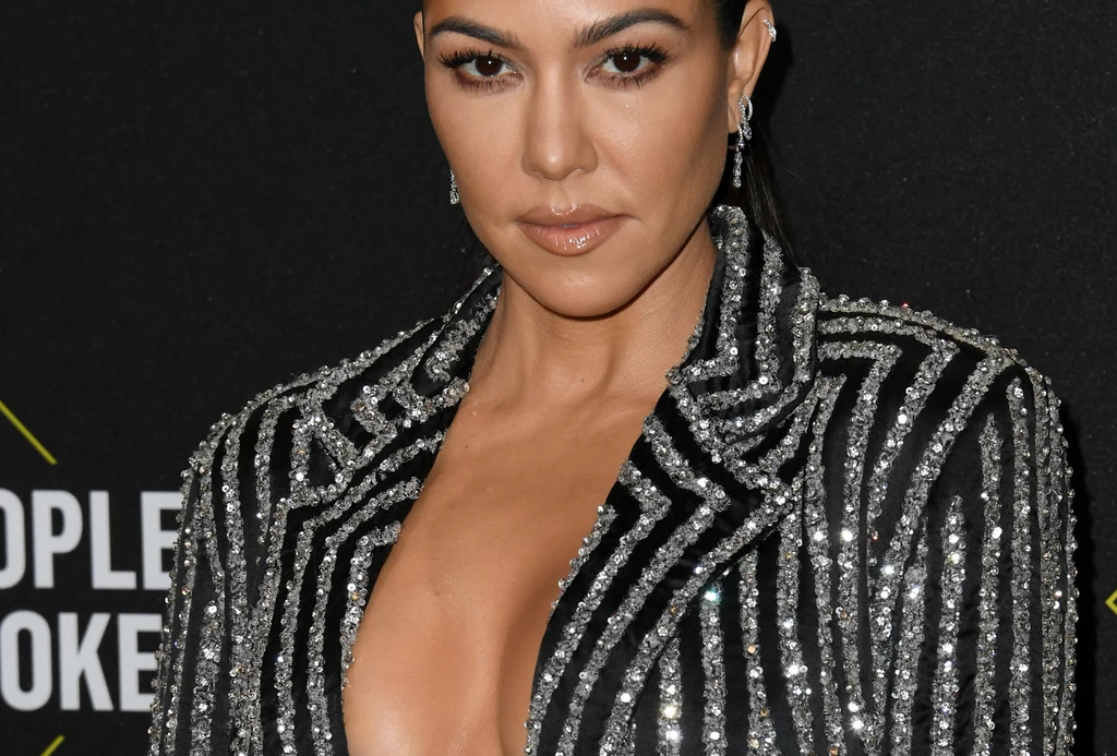 Kourtney Kardashian na oficjalnej premierze nowego rodzinnego show "The Kardashians" pojawiła się w czarnej sukni z wycięciem