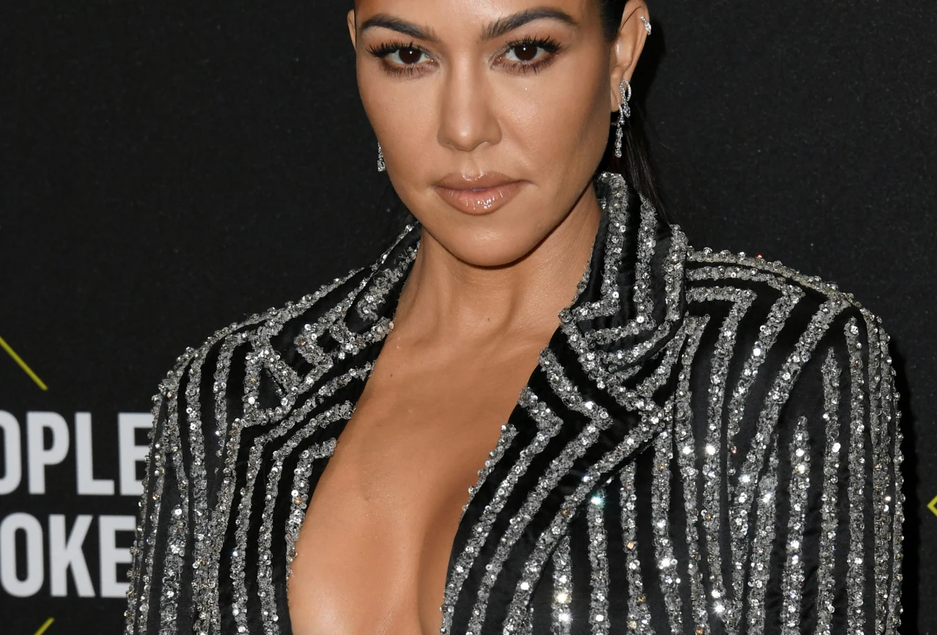 Kourtney Kardashian na oficjalnej premierze nowego rodzinnego show "The Kardashians" pojawiła się w czarnej sukni z wycięciem Kourtney Kardashian na oficjalnej premierze nowego rodzinnego show "The Kardashians" pojawiła się w czarnej sukni z wycięciem