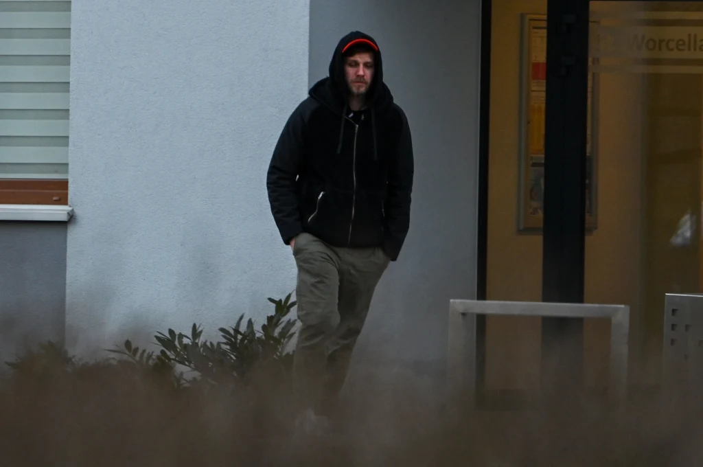 Antek Królikowski pod domem Joanny Opozdy Antek Królikowski pod domem Joanny Opozdy