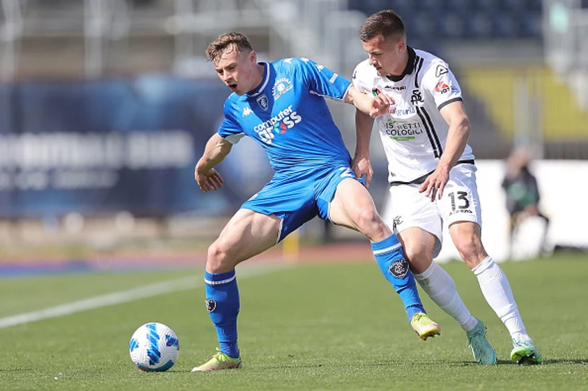 Szymon Żurkowski (w niebieskim stroju) i Arkadiusz Reca w meczu Empoli - Spezia Szymon Żurkowski (w niebieskim stroju) i Arkadiusz Reca w meczu Empoli - Spezia