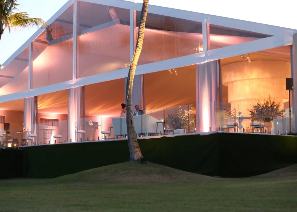 Ślub Brooklyna Beckhama i Nicoli Peltz na malowniczej plaży Ślub Brooklyna Beckhama i Nicoli Peltz na malowniczej plaży