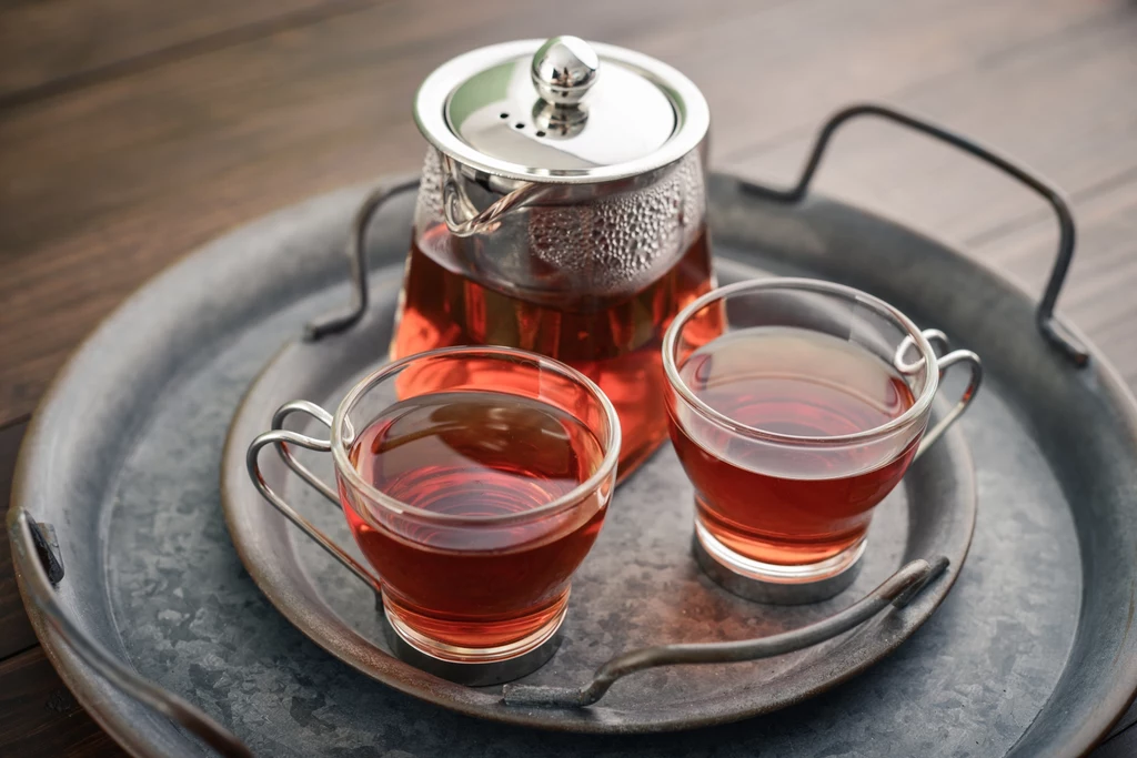 Polacy pokochali czerwoną herbatę. W czasach PRL-u znana była jako herbata ulung. Dlaczego warto ją pić?