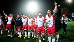 Polscy rugbiści wywalczyli historyczny awans, Grzegorz Buczek (drugi z prawej) jest kapitanem naszej drużyny