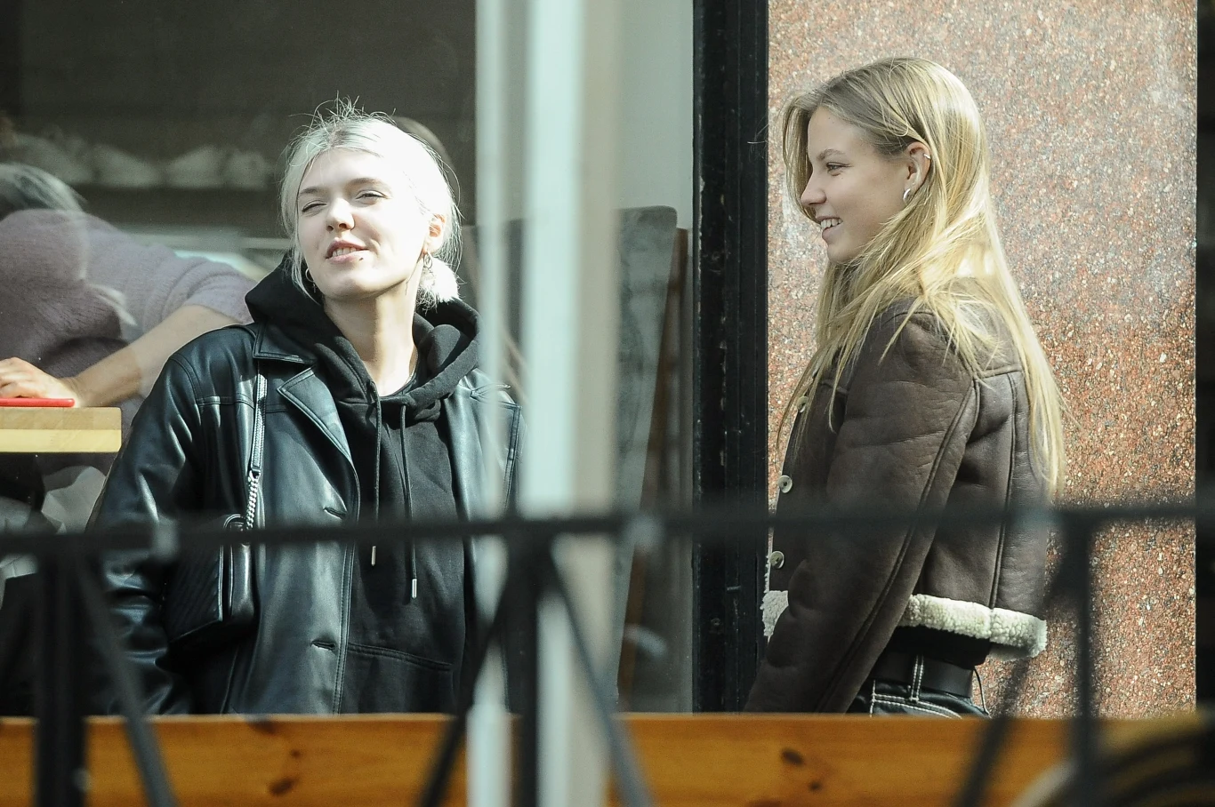 Daria Zawiałow przyłapana z Igą Lis na mieście Daria Zawiałow przyłapana z Igą Lis na mieście