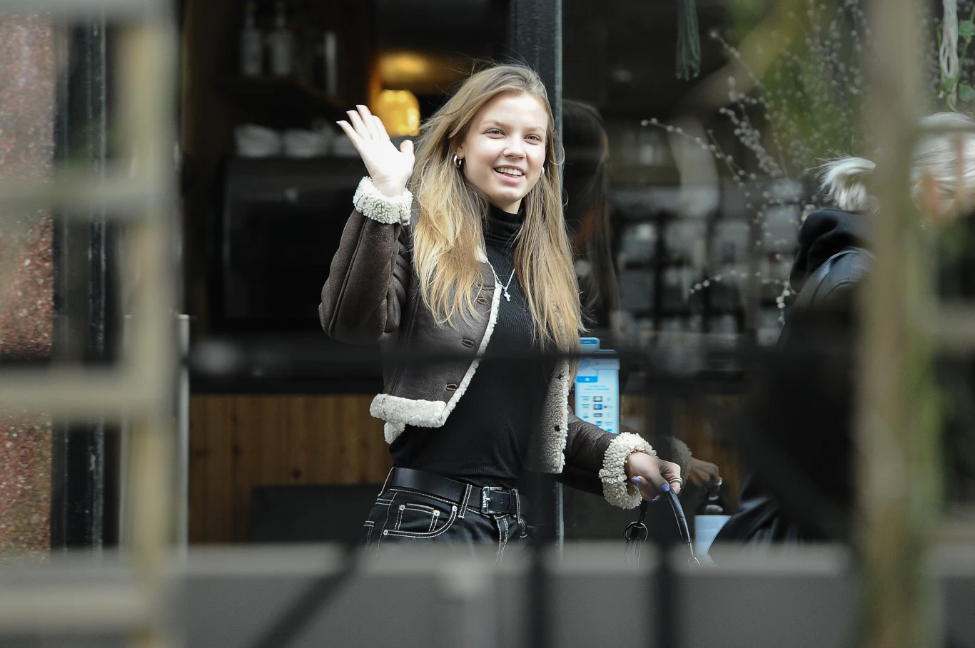 Iga Lis radośnie macha do fotoreporterów Iga Lis radośnie macha do fotoreporterów