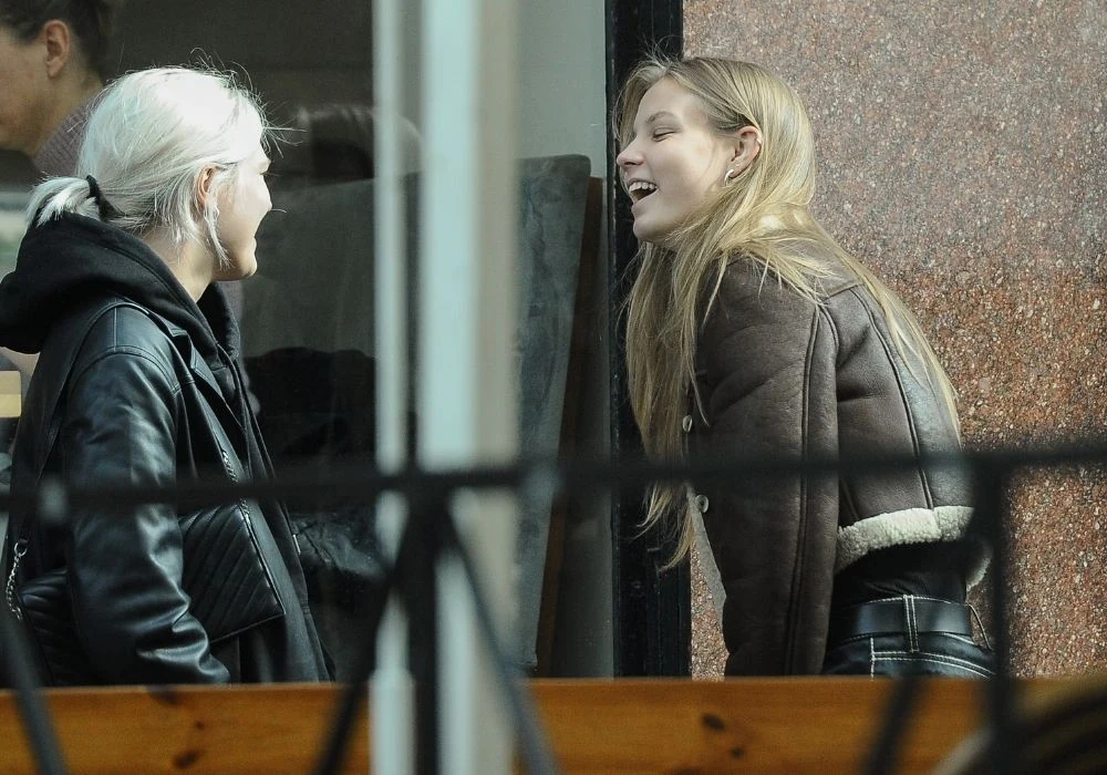 roześmiana Iga Lis w towarzystwie Darii Zawiałow. Przyjaciółki?