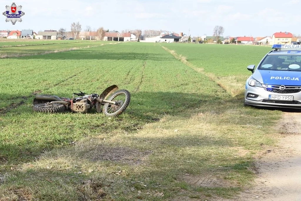 Pijany 18-latek nie zapanował nad jednośladem i zjechał z drogi w pole. Na szczęście nie doznał on poważnych obrażeń