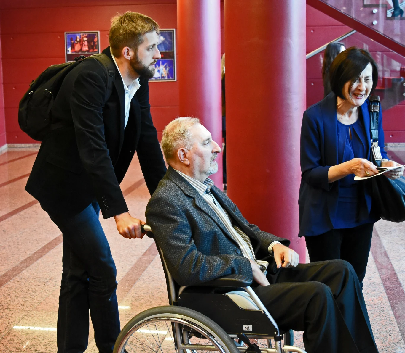 Jakub Kornhauser wraz z mamą Alicją opiekuje się chorym ojcem Julianem Kornhauserem Jakub Kornhauser wraz z mamą Alicją opiekuje się chorym ojcem Julianem Kornhauserem