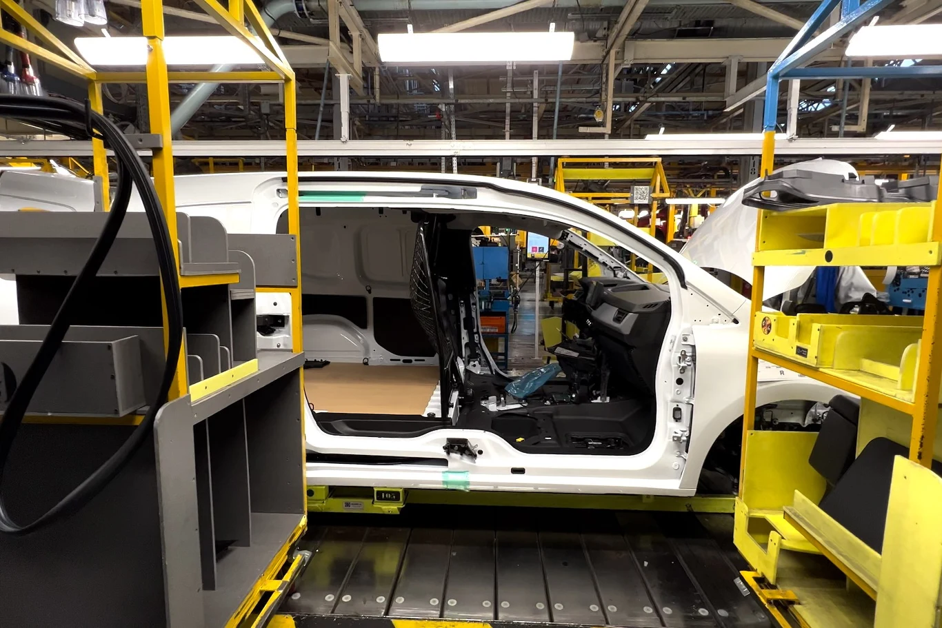 Niespotykanie w innych furgonetkach rozwiązanie Open Sesame, czyli brak słupka B, stosowane w jest wyłącznie w Renault Kangoo III Niespotykanie w innych furgonetkach rozwiązanie Open Sesame, czyli brak słupka B, stosowane w jest wyłącznie w Renault Kangoo III