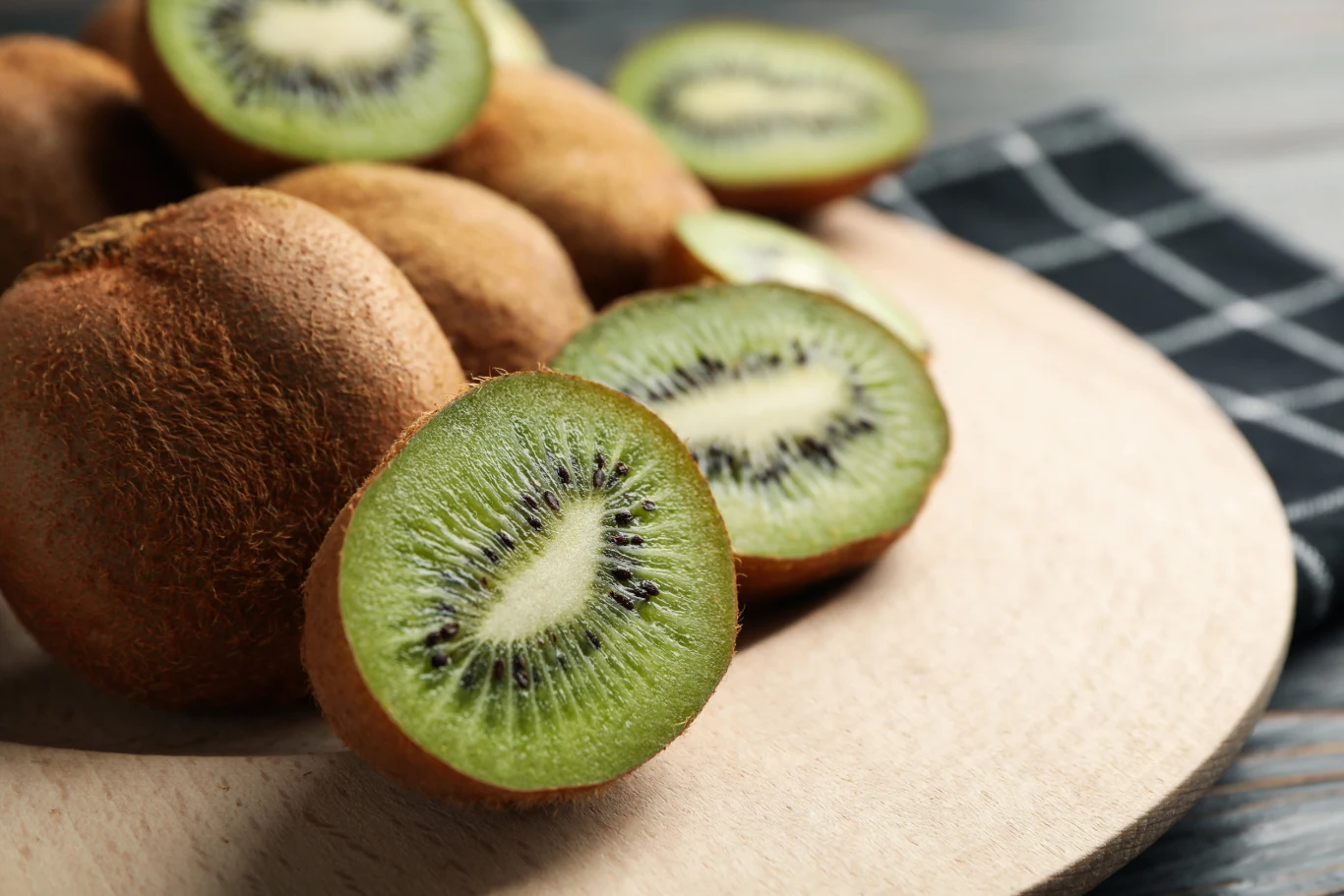 Kiwi można zjadać obrane, ze skórką albo przekroić na pół i wydrążyć miąższ łyżeczką Kiwi można zjadać obrane, ze skórką albo przekroić na pół i wydrążyć miąższ łyżeczką